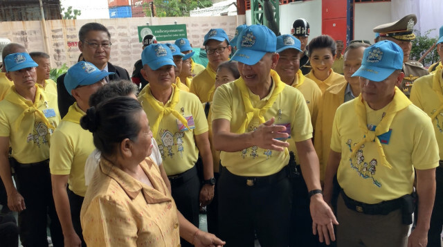 ผบ.ทบ.-จิตอาสาพระราชทาน ส่งมอบบ้านให้ชาวชุมชนคลองเตย