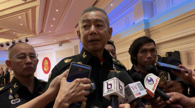 ผบ.ทบ. งดตอบ คนร้ายปล้นทอง หนีไป ปท.เพื่อนบ้านหรือไม่