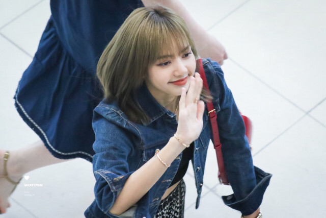 "ลิซ่า" ถึงไทยแล้ว! แฟน ๆ ยินดีต้อนรับกลับบ้าน #LisaHomeComing