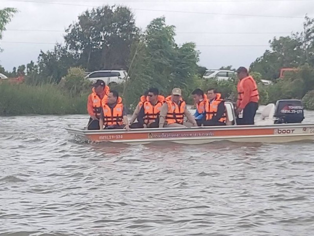 "มท.2" ลุยน้ำท่วมแจกถุงยังชีพช่วยชาวบ้านประสบอุทกภัย จ.สกลนคร