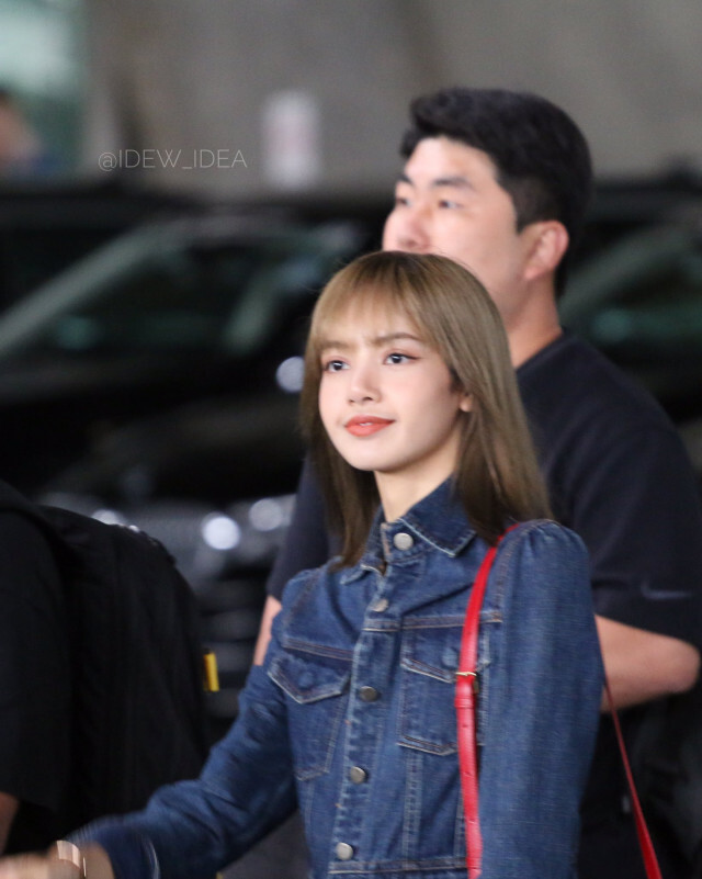 "ลิซ่า" ถึงไทยแล้ว! แฟน ๆ ยินดีต้อนรับกลับบ้าน #LisaHomeComing
