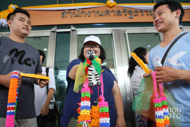 กองเชียร์แห่ให้กำลังใจ"โกวิท"..สุดท้ายรอเก้อ!