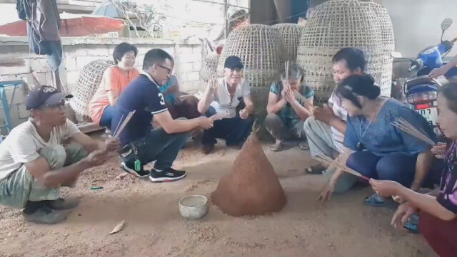 คอหวยแห่ขอเลขเด็ด "จอมปลวกพญานาค"