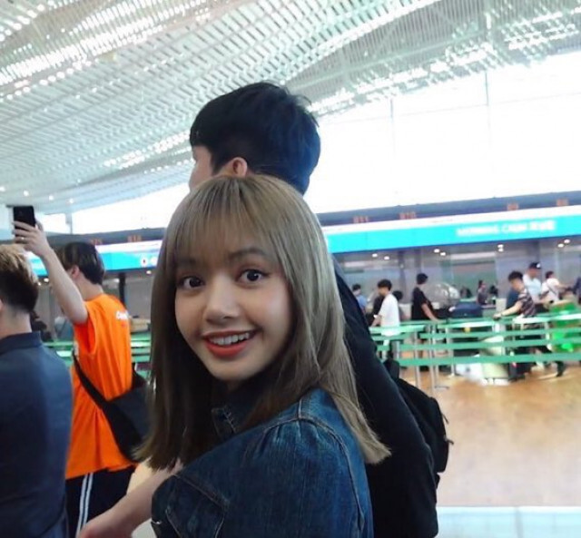 "ลิซ่า" ถึงไทยแล้ว! แฟน ๆ ยินดีต้อนรับกลับบ้าน #LisaHomeComing
