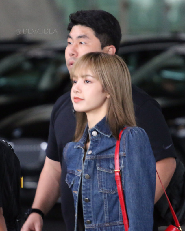 "ลิซ่า" ถึงไทยแล้ว! แฟน ๆ ยินดีต้อนรับกลับบ้าน #LisaHomeComing
