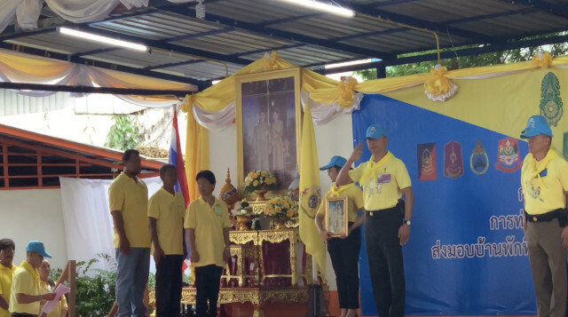 ผบ.ทบ.-จิตอาสาพระราชทาน ส่งมอบบ้านให้ชาวชุมชนคลองเตย
