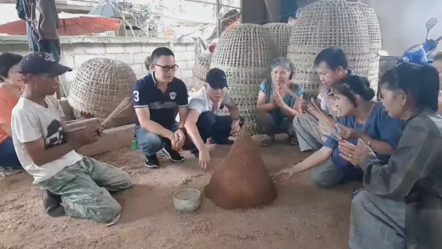 คอหวยแห่ขอเลขเด็ด "จอมปลวกพญานาค"