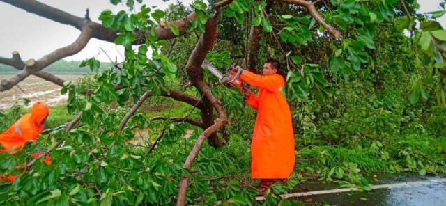 ทางหลวงชนบทเตือนถนนที่ได้รับผลกระทบพายุโพดุล