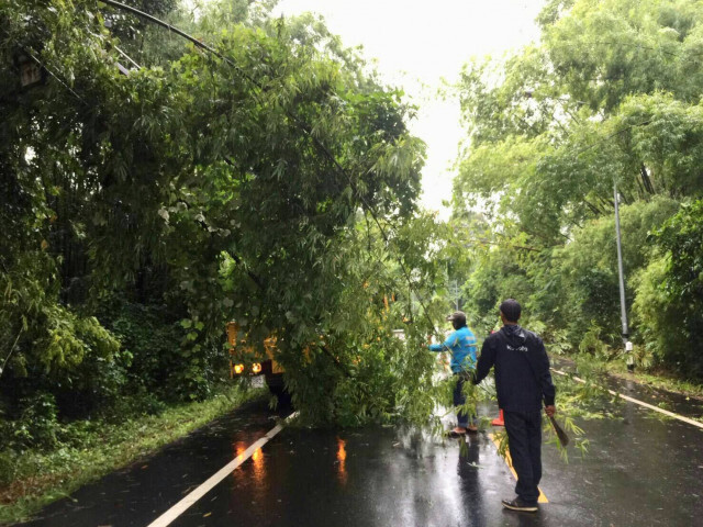 ทางหลวงชนบทเตือนถนนที่ได้รับผลกระทบพายุโพดุล