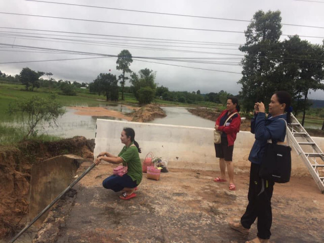ชาวเน็ตประทับใจ! ครูไทย..ทางก็ขาด หน้าที่ก็ต้องไป