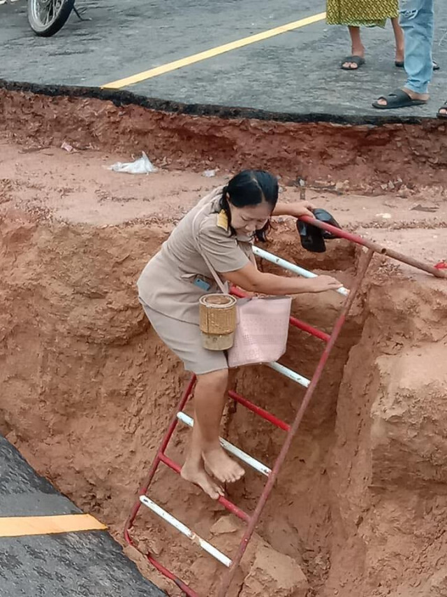 ชาวเน็ตประทับใจ! ครูไทย..ทางก็ขาด หน้าที่ก็ต้องไป