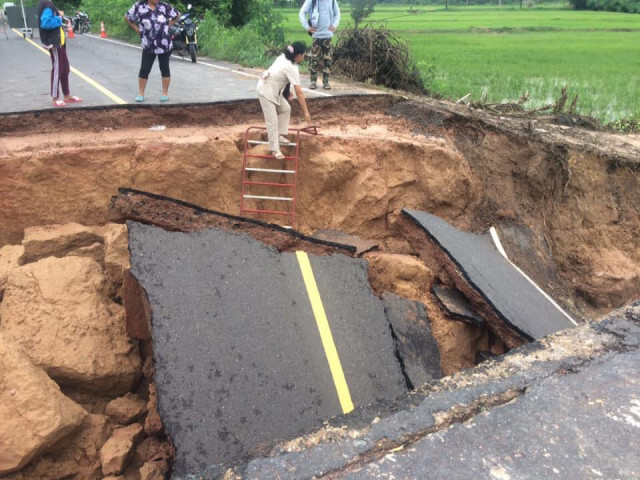 ชาวเน็ตประทับใจ! ครูไทย..ทางก็ขาด หน้าที่ก็ต้องไป