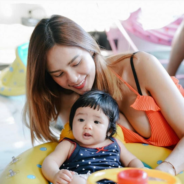 คุณแม่แซ่บเว่อร์ "อุ้ม ลักขณา" อวดหุ่นสุดเซ็กซี่หลังคลอด 5 เดือน