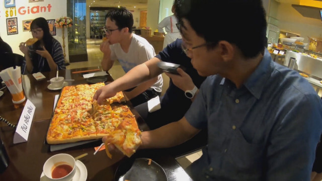 จุกยันคอหอย ! แข่งกิน "พิซซ่า" ถาดยักษ์
