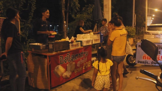 ใจหล่อมาก "ปังปิ้งเตาถ่านลุงช้าง" คนท้อง คนไร้บ้าน คนพิการ กินฟรี