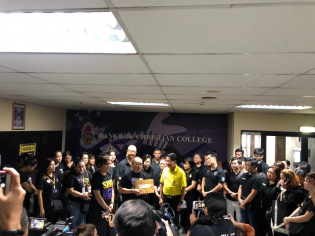 "แต่งดำ" จี้ รักษาการผอ.กรุงเทพคริสเตียน ลาออก