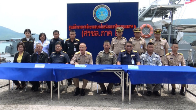จับเรือประมงลอบขนน้ำมันเถื่อน 10,000 ลิตร