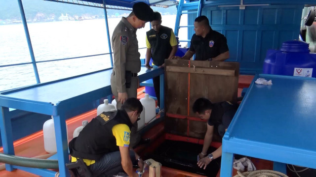 จับเรือประมงลอบขนน้ำมันเถื่อน 10,000 ลิตร