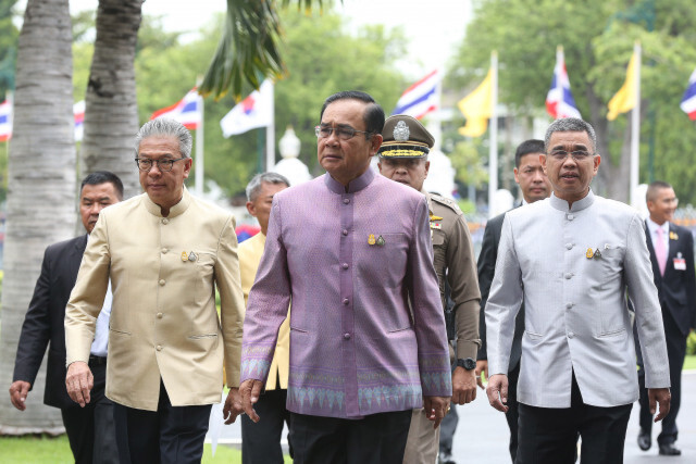 นายกฯ บ่นสื่อ "พูดไปเรื่อย" ฟื้นรายการนายกฯ พบประชาชน