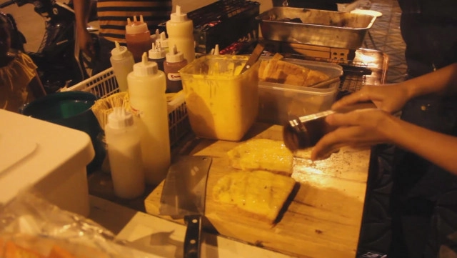 ใจหล่อมาก "ปังปิ้งเตาถ่านลุงช้าง" คนท้อง คนไร้บ้าน คนพิการ กินฟรี