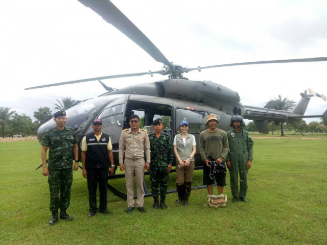 ทหาร ทัพ3 ใช้ ฮ. แจกสิ่งของช่วยชาวพิษณุโลก