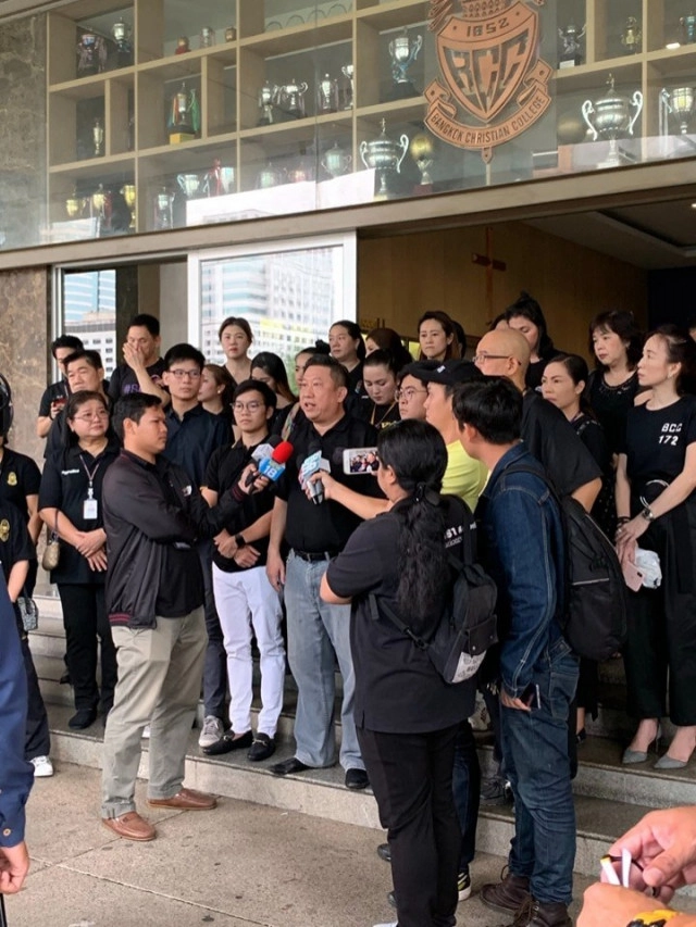 "แต่งดำ" จี้ รักษาการผอ.กรุงเทพคริสเตียน ลาออก