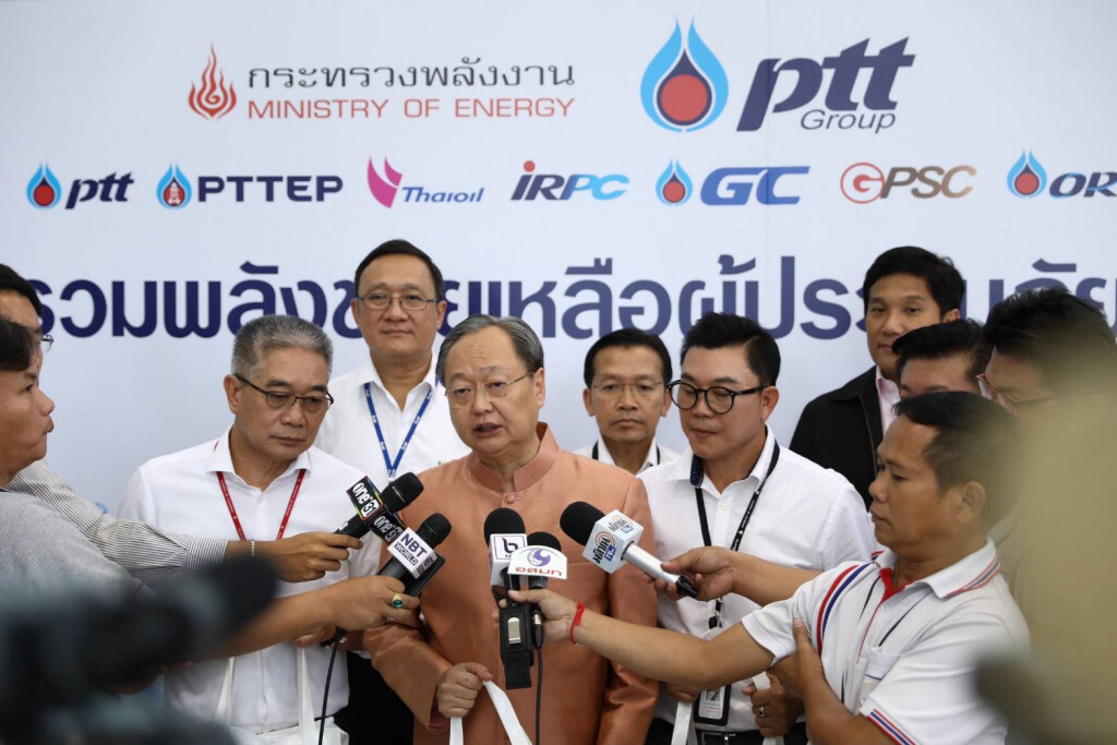 ก. พลังงาน - กลุ่ม ปตท.บรรจุถุงยังชีพช่วยผู้ประสบอุทกภัย