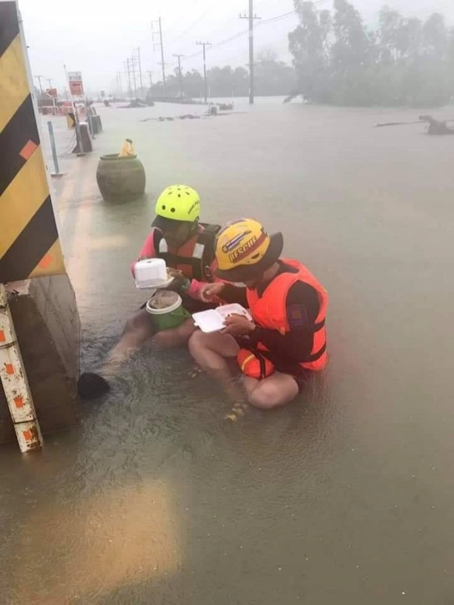 โซเชียล ยกย่อง!! กู้ภัยนั่งกินข้าวกลางสายฝน ขณะช่วยน้ำท่วม