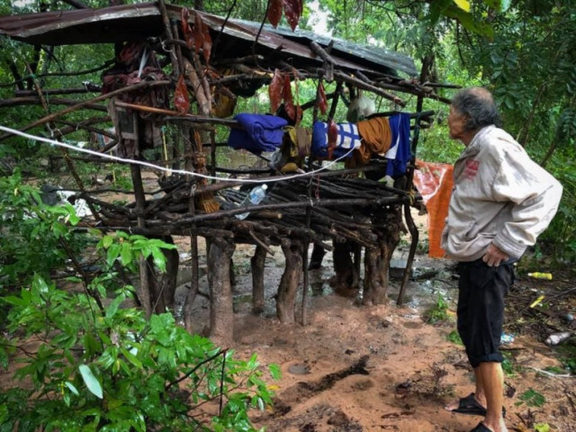 โซเชียลแชร์เรื่องราว! ตาวัย 70 โดนพายุซัด นอนตากฝนมา 4 วันแล้ว
