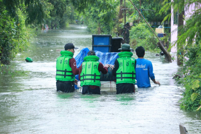 ตำรวจตระเวนชายแดน นำเรือท้องแบน ช่วยเหลือผู้ประสบภัยน้ำท่วม