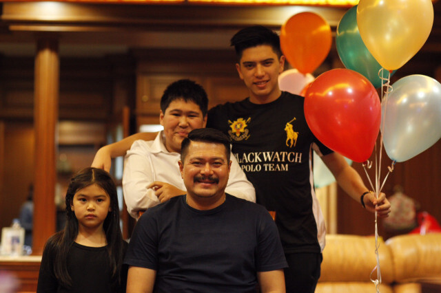 เหมือนกันไหม? " วัน อยู่บำรุง " แชร์รูปความเหมือน พ่อ-ลูก