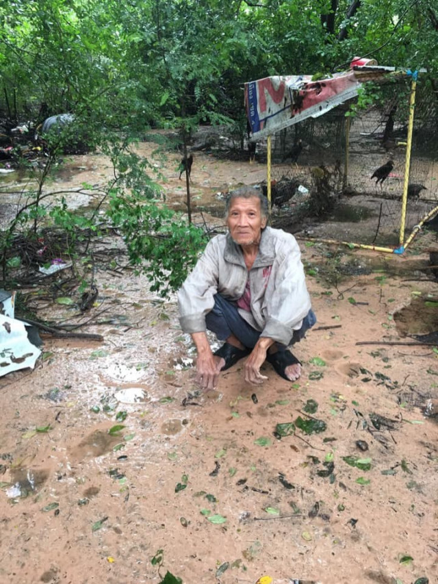 โซเชียลแชร์เรื่องราว! ตาวัย 70 โดนพายุซัด นอนตากฝนมา 4 วันแล้ว