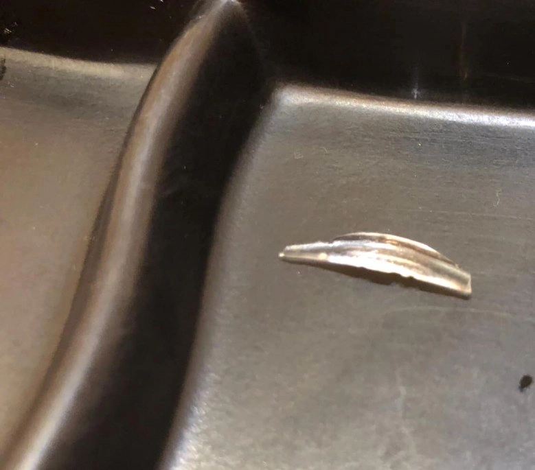 โพสต์เตือน! เศษแก้วปนในอาหารร้านดัง แทงลิ้น