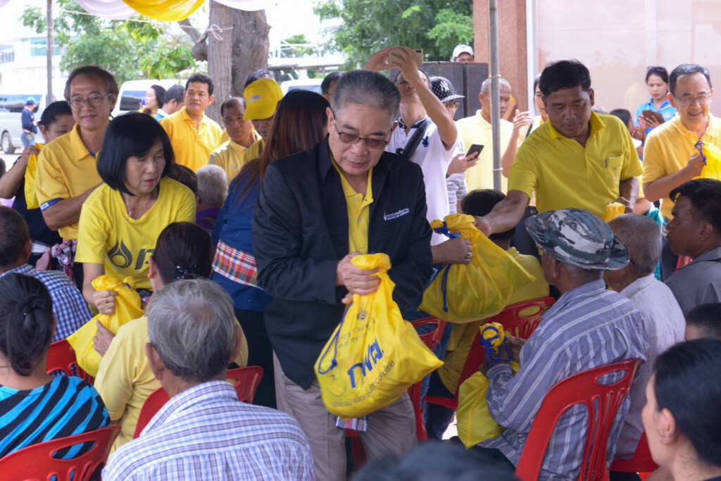 พลังงาน-ปตท.-กฟผ.มอบถุงยังชีพผู้ประสบภัยน้ำท่วม พลังงาน-ปตท.-กฟผ.มอบถุงยังชีพผู้ประสบภัยน้ำท่วม