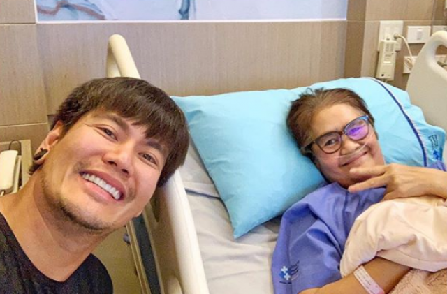 แฟนคลับให้กำลังใจ ‘อ๊อฟ ปองศักดิ์’ แม่ป่วยอาการหนัก ซีกขวาขยับไม่ได้!