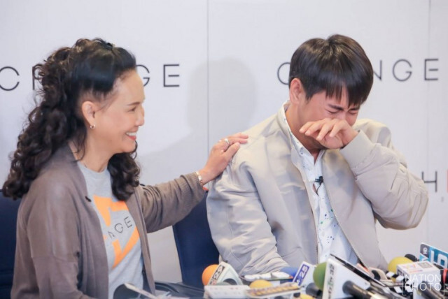"อ๊อฟ" ปล่อยโฮ! เลื่อนคอนเสิร์ต เหตุดูแลแม่ที่ป่วย