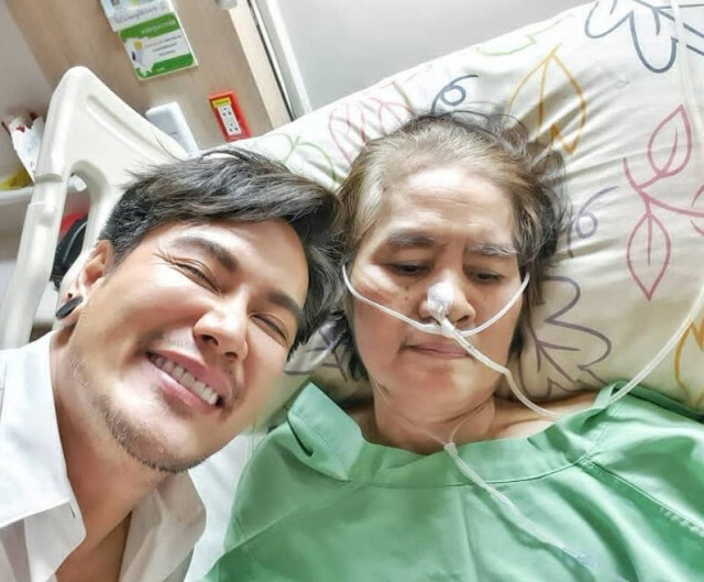 แฟนคลับให้กำลังใจ ‘อ๊อฟ ปองศักดิ์’ แม่ป่วยอาการหนัก ซีกขวาขยับไม่ได้!