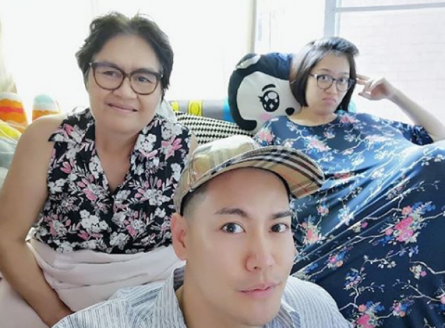แฟนคลับให้กำลังใจ ‘อ๊อฟ ปองศักดิ์’ แม่ป่วยอาการหนัก ซีกขวาขยับไม่ได้!