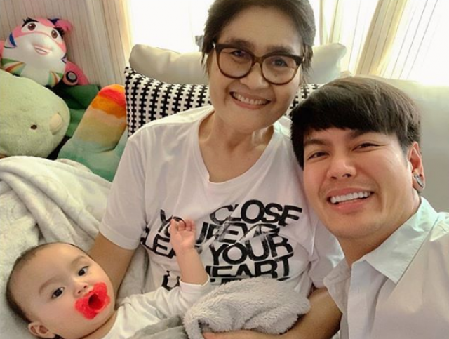 แฟนคลับให้กำลังใจ ‘อ๊อฟ ปองศักดิ์’ แม่ป่วยอาการหนัก ซีกขวาขยับไม่ได้!