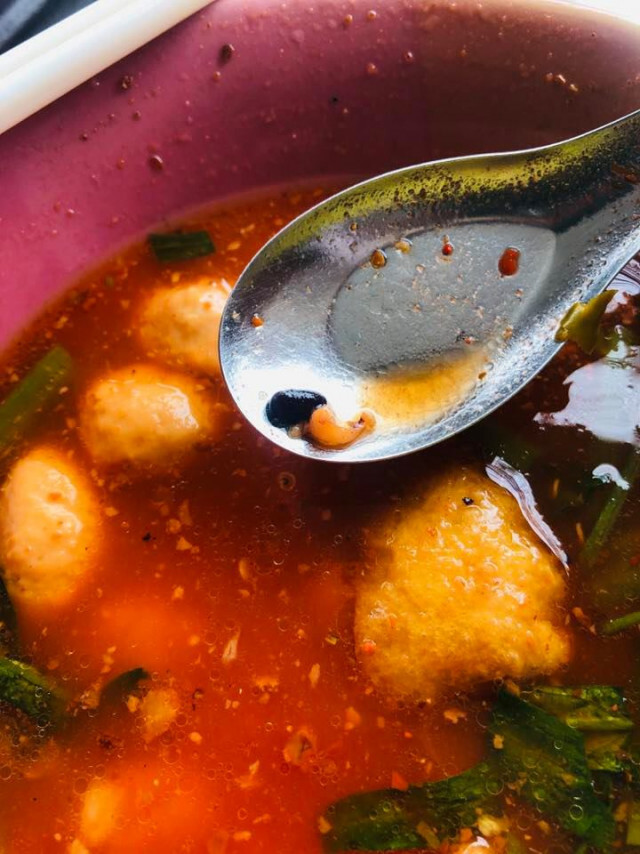 อ้วกแทบพุ่ง! เจอไข่แมลงสาบ!ในเย็นตาโฟ ทางร้านแค่ยิ้มขำ..ไม่ขอโทษ