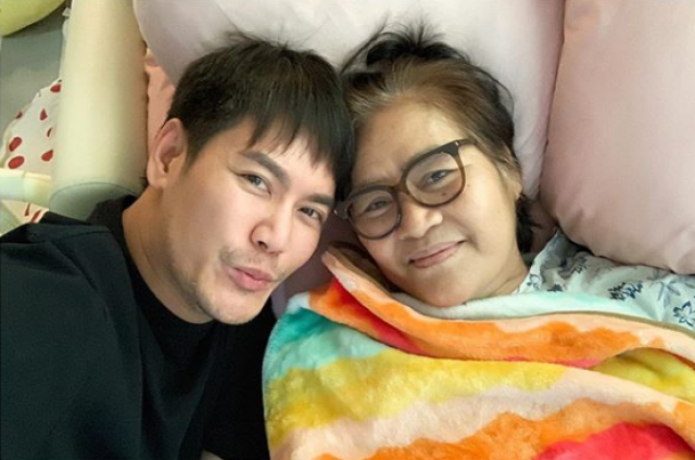แฟนคลับให้กำลังใจ ‘อ๊อฟ ปองศักดิ์’ แม่ป่วยอาการหนัก ซีกขวาขยับไม่ได้!