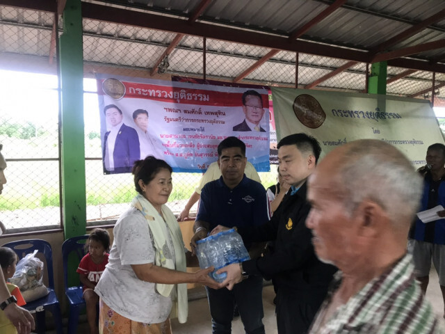 ลงพื้นที่ช่วยเหลือผู้ประสบอุทกภัยที่ อ.ทับคล้อ จ.พิจิตร ซึ่งได้รับความเดือดร้อนจากพายุโพดุล-คาจิกิ