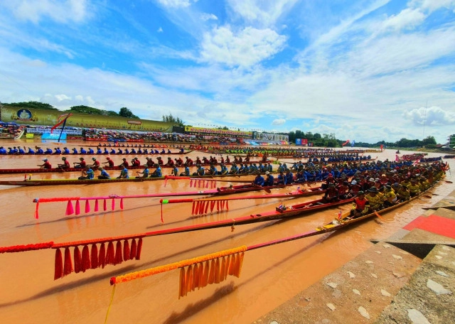 ยิ่งใหญ่! 'พิจิตร' สืบสานประเพณีแข่งขันเรือยาว 112 ปี