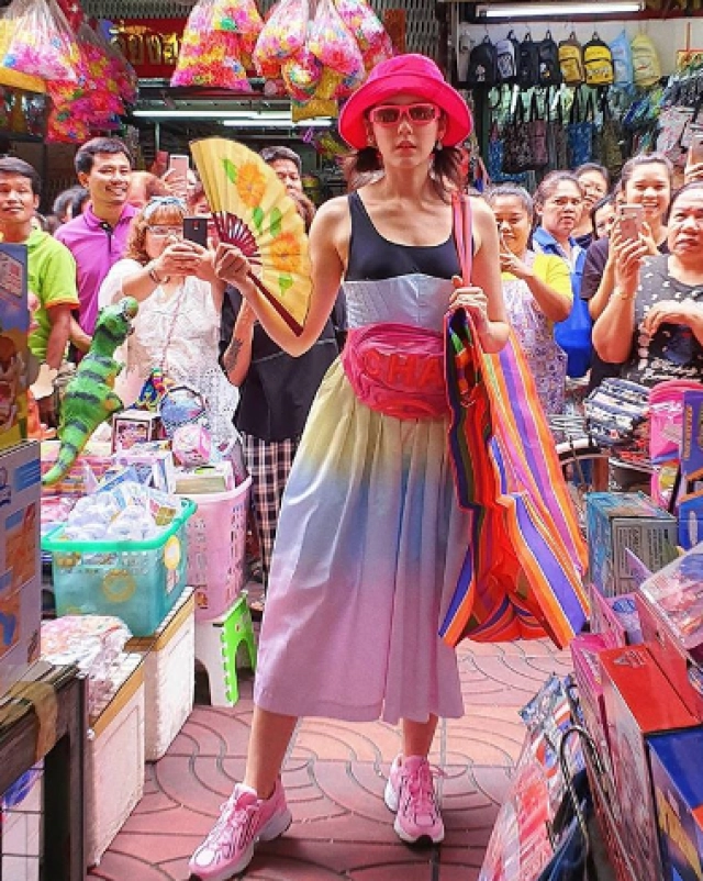 เพราะทุกที่คือรันเวย์ ส่องแฟชั่นเดินสำเพ็ง 'ชมพู่ อารยา' ไม่เยอะไม่ใช่แม่!