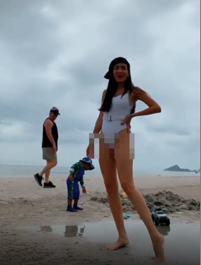เห็นแล้วร้องซี๊ด 'อ๋อม' อวดขาเรียวกับวันพีชเว้าสูง