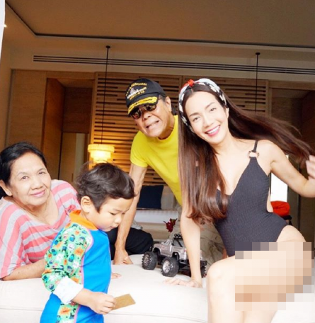 เห็นแล้วร้องซี๊ด 'อ๋อม' อวดขาเรียวกับวันพีชเว้าสูง