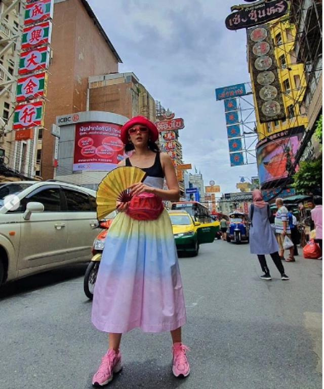 เพราะทุกที่คือรันเวย์ ส่องแฟชั่นเดินสำเพ็ง 'ชมพู่ อารยา' ไม่เยอะไม่ใช่แม่!