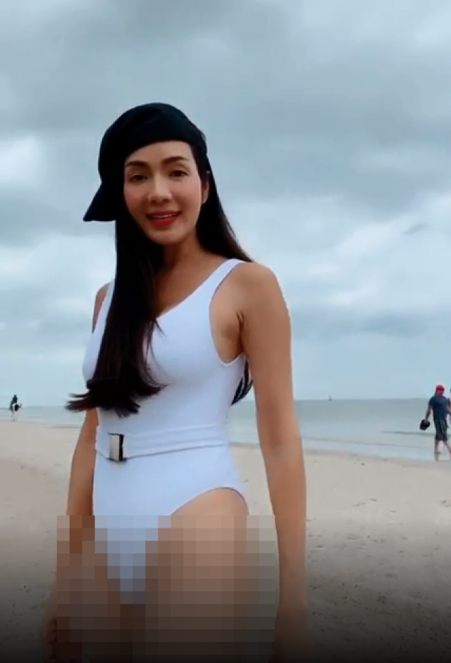 เห็นแล้วร้องซี๊ด 'อ๋อม' อวดขาเรียวกับวันพีชเว้าสูง