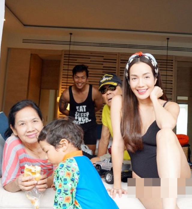 เห็นแล้วร้องซี๊ด 'อ๋อม' อวดขาเรียวกับวันพีชเว้าสูง