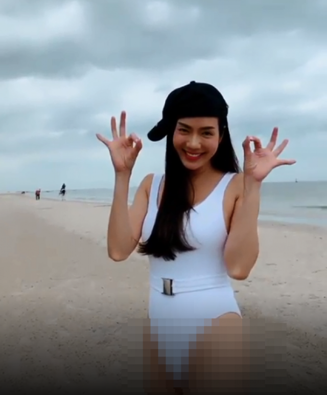 เห็นแล้วร้องซี๊ด 'อ๋อม' อวดขาเรียวกับวันพีชเว้าสูง